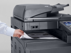 Impresora Kyocera laser color TASKalfa 3551ci Tecnycopia Foto detalle papel A3